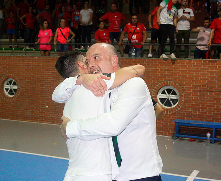 Macario abrazado a su segundo en plena celebración del ascenso.