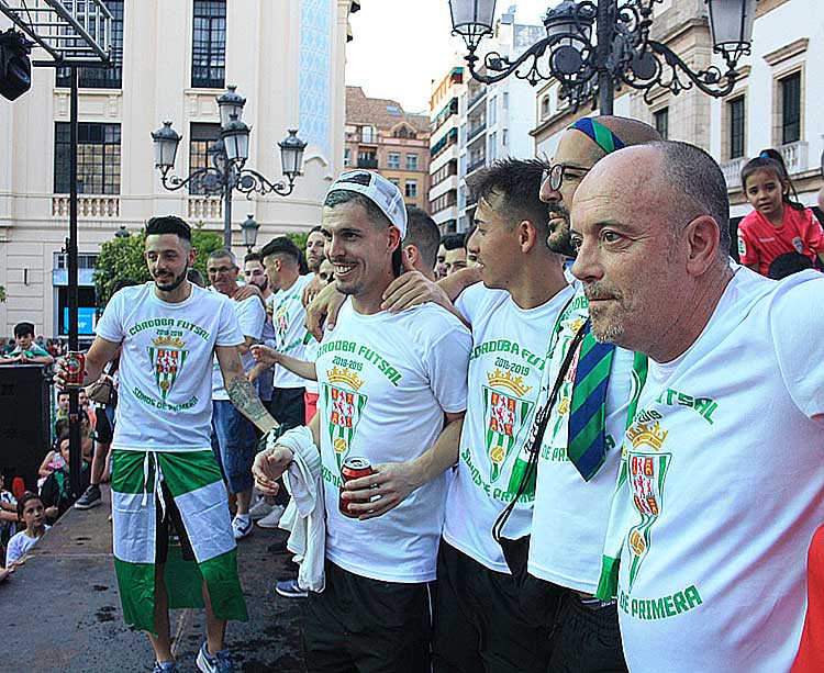 Macario en primer plano junto a sus pupilos en plena fiesta del ascenso en las Tendillas