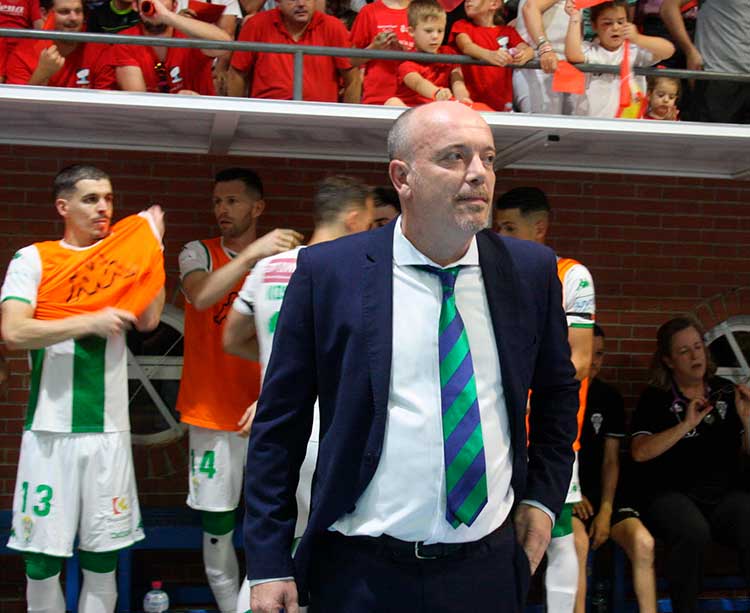 Macario siguiendo el partido en el pabellón Sebastián Moya Lorca