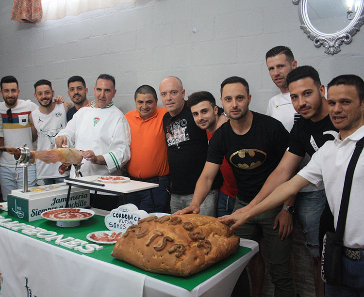 Una piña. La que formaron hoy varios de los integrantes del Córdoba CF Futsal, con su presidente, José García Román, y técnico, Maca, a la cabeza, en una jornada de convivencia una semana después del ascenso a Primera en Mengíbar