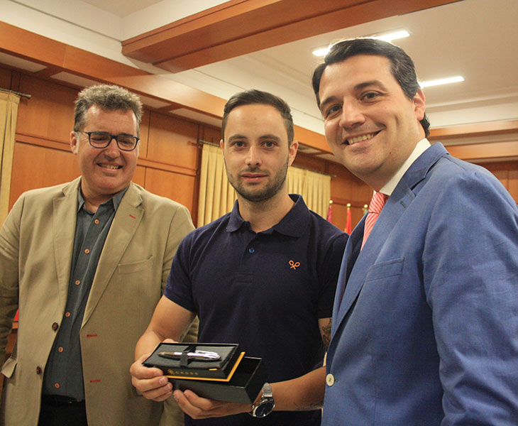El capitán del Córdoba CF Futsal, Manu Leal, recibe un recuerdo del alcalde, José María Bellido junto al nuevo presidente del IMDECO, Manuel Torrejimeno