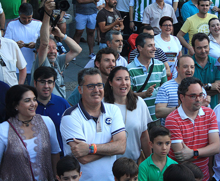 María Luisa Gómez, entre el público, el domingo 2 de junio durante la celebración en las Tendillas del Córdoba CF Futsal de su ascenso a Primera, con Antonio Rojas, el presidente saliente del IMDECO, a la derecha