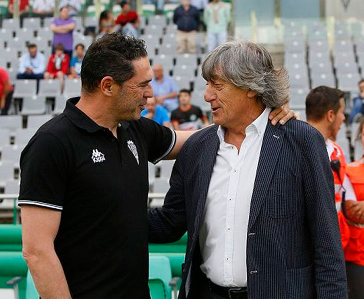 Quique Martín saludando a Rafa Navarro hace un mes en la visita del Nástic a El Arcángel