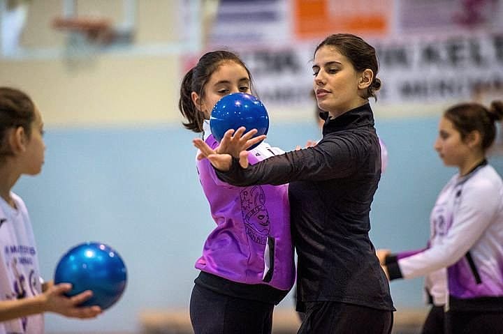 Lourdes Mohedano enseñando a las más pequeñas en una de sus Masterclass