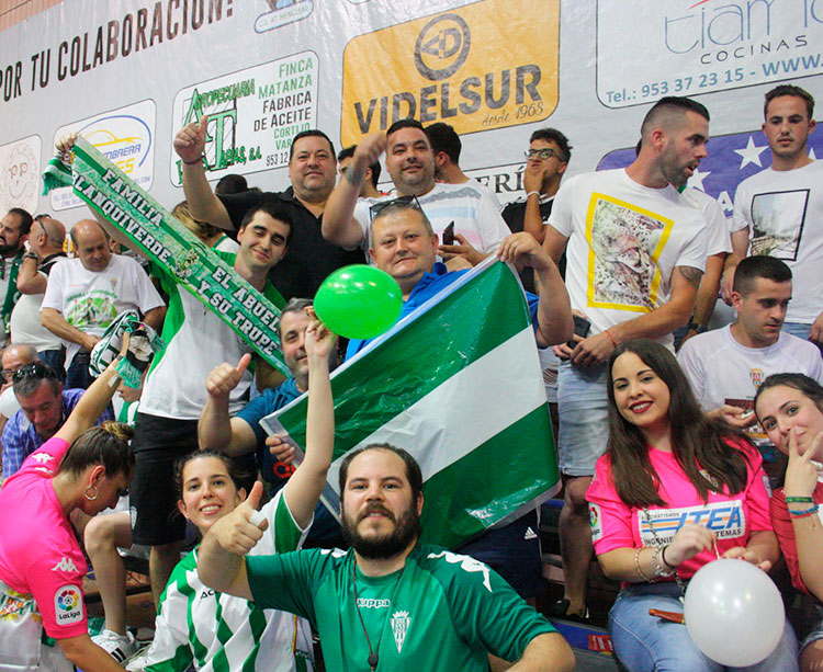 La afición del Córdoba CF Futsal entregada en Mengíbar