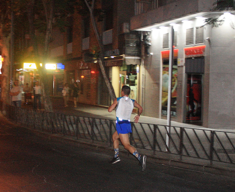 Miguel Espinosa ya volaba hacia la meta en solitario en le kilómetro 2 de la Nocturna