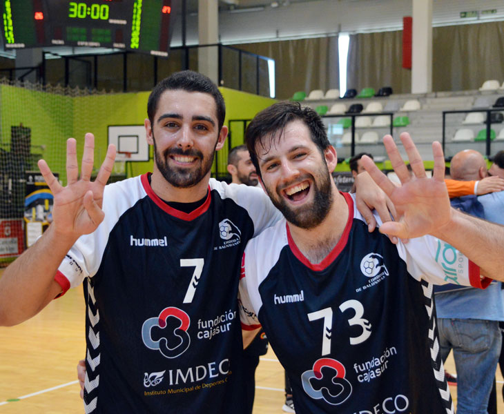 Nano y Aitor Gómez celebrando el ascenso granate en Vigo
