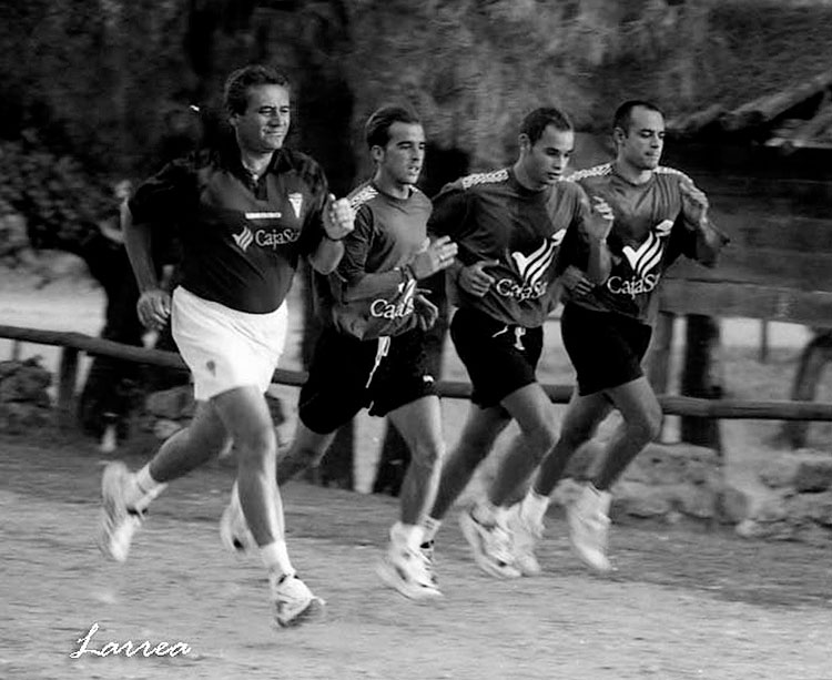 Óscar Muñoz Ventajas corriendo junto a Pepe Escalante, Jorge García y De la Fuente (actual preparador del porteros del Barça) en Los Villares en aquella pretemporada que puede asemejarse 20 años después