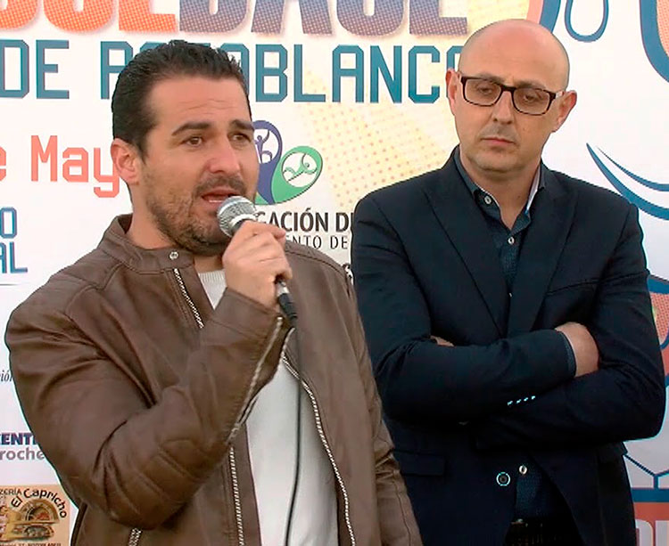 Pablo Lozano al micro con el concejal Pedro García al fondo