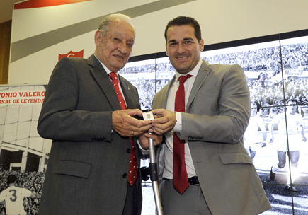 Pablo Lozano entregando una insignia de la Federación Andaluza