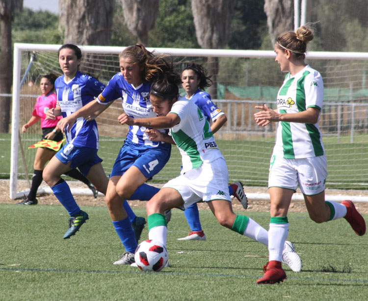 Fernanda Pinilla conduce el balón en un partido del Córdoba CF Femenino de esta temporada