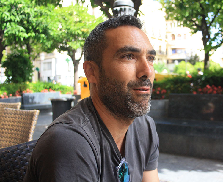 Pensativo, Rafa Clavero echando la mirada atrás en La Tendillas
