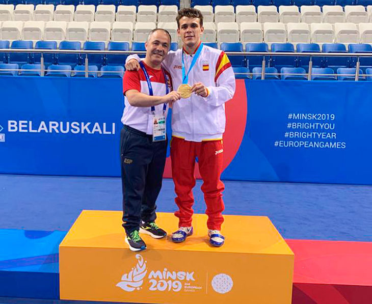 Rafa Lozano con su pupilo Gabriel Escobar en lo más alto del podio en los Juegos Europeos de Minsk