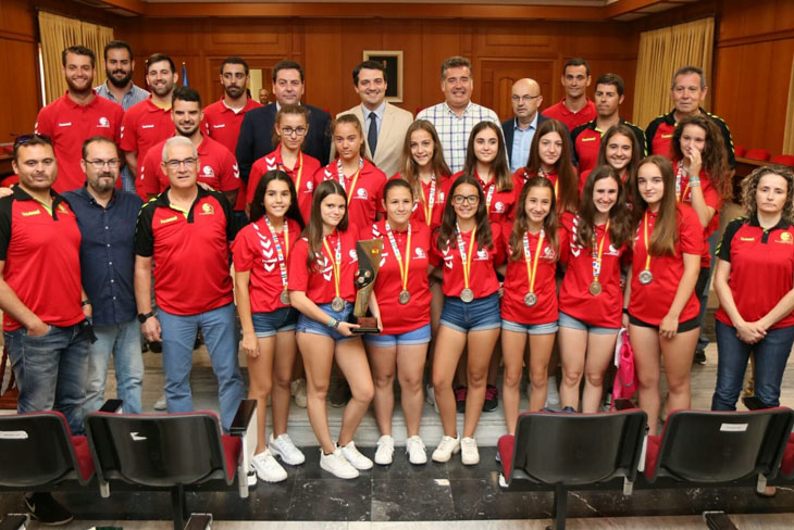 Los equipos del Cajasur recibidos en el Ayuntamiento