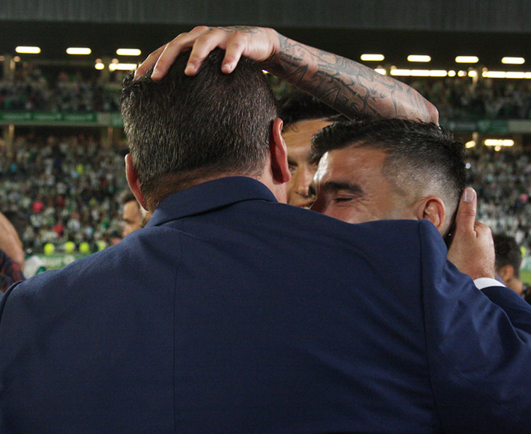 José Antonio Reyes, entre lágrimas de alegría, abrazado por Sandoval