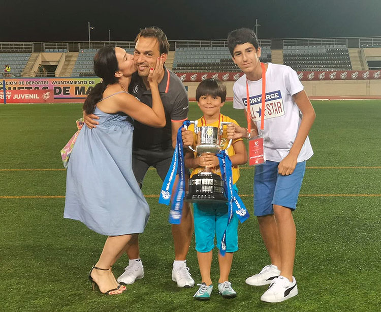 Miguel Ángel Tena posando con su familia en Roquetas de Mar con la Copa de Campeones
