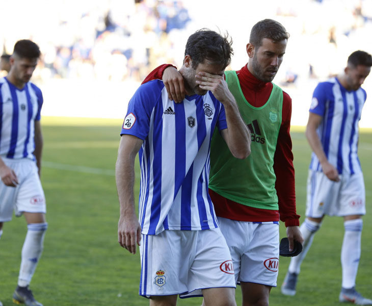 Los jugadores del Recre se marchan llorando tras caer eliminados ante el Mirandé