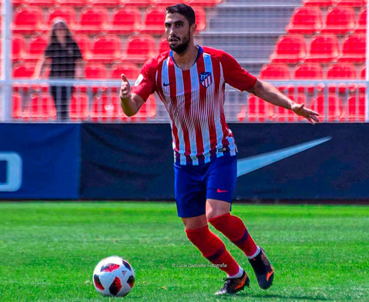 Víctor Ruiz sacando el balón jugado desde atrás con el Atleti