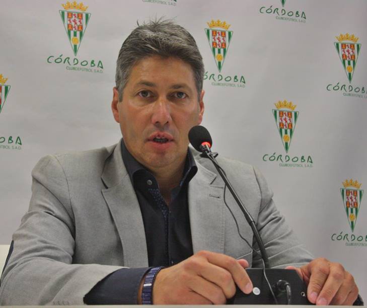 El director deportivo, Alfonso Serrano, en sala de prensa