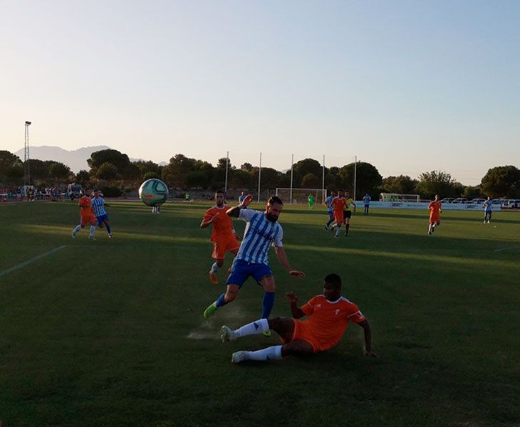 Fidel Escobar al cruce ante un jugador del Málaga en su debut con el Córdoba CF