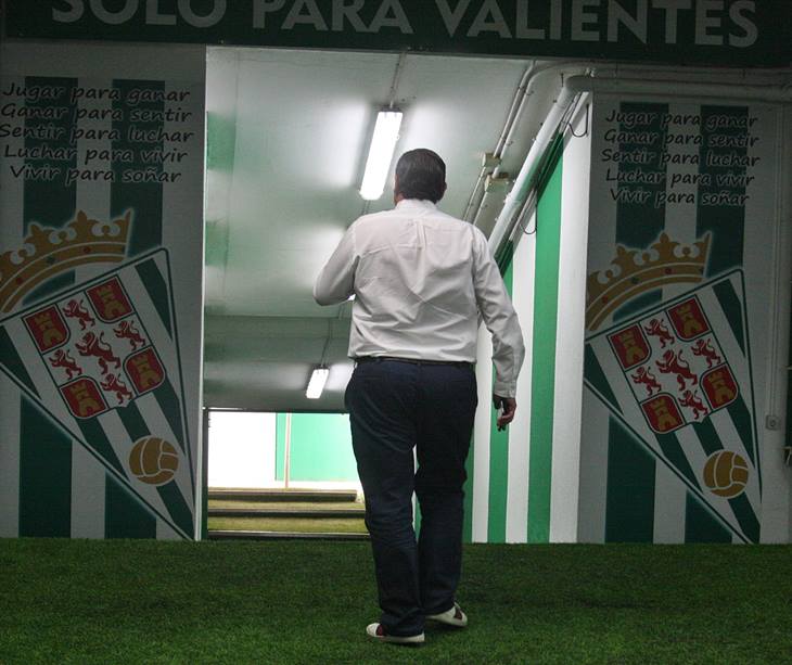 AlfredoGarcía Amado saliendo por la bocana de vestuarios de El Arcángel