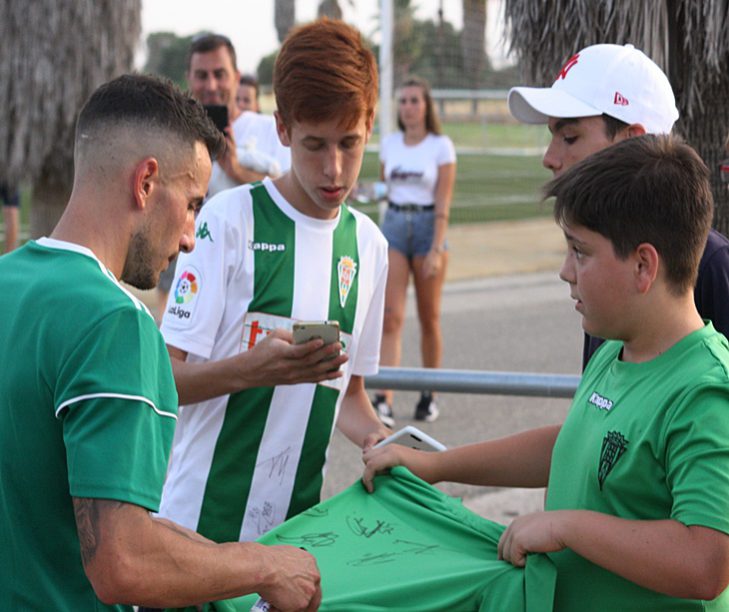 Fernández firmó autógrafos con naturalidad esta semana al término de los entrenamientos