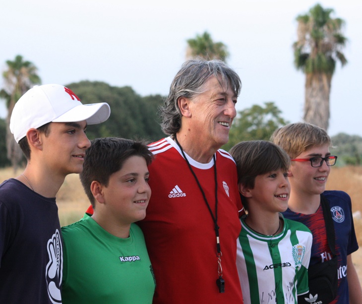 Enrique Martín se deja fotografiar por varios socios presentes en el entrenamiento