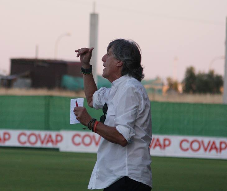 Enrique Martín hablando a sus jugadores desde la banda