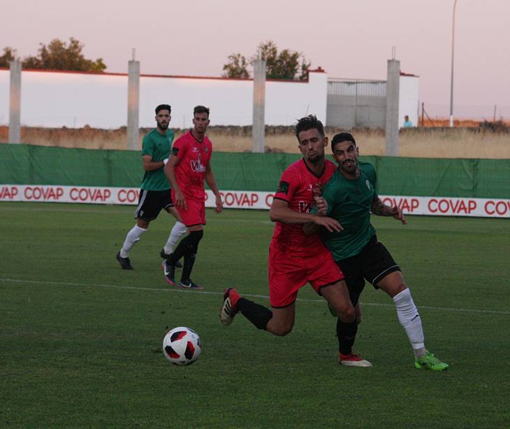 Víctor Ruiz peleando una pelota con un futbolista vallesano. Autor: Paco Jiménez