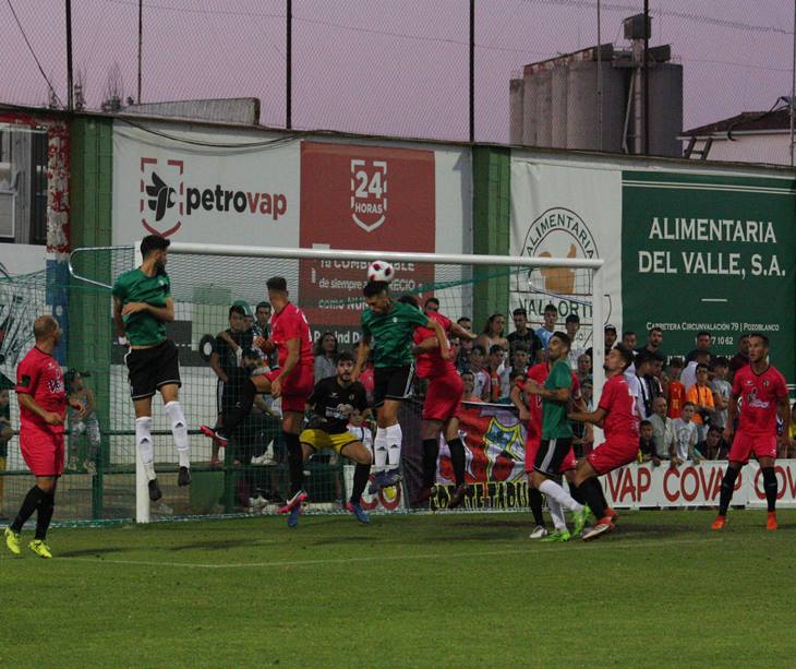 Varios jugadores blanquiverdes buscando el remate