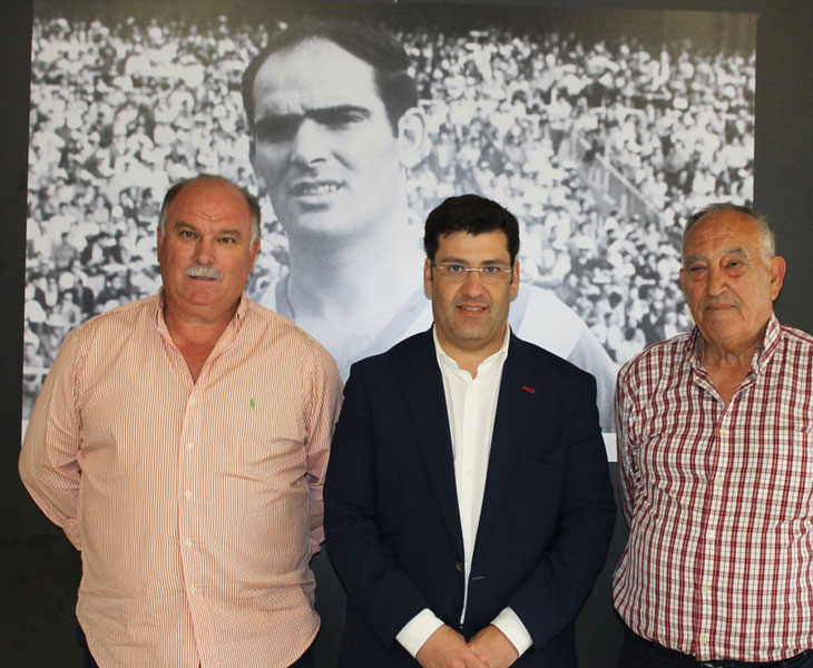 Jesús León entre Miguel Claus y Diego Moreno, con la foto del eterno Juanín al fondo