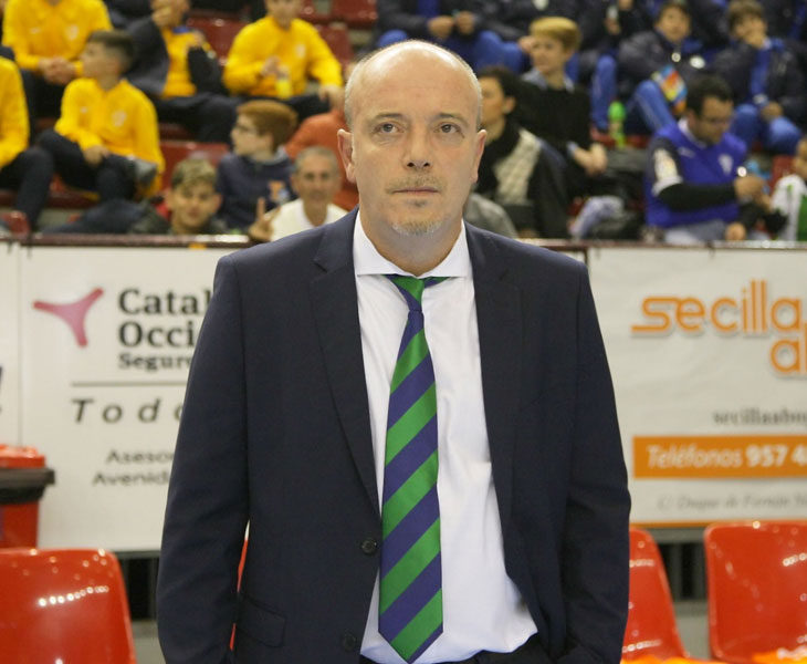 El entrenador del Córdoba CF Futsal, Miguel Ángel Martínez "Macario"