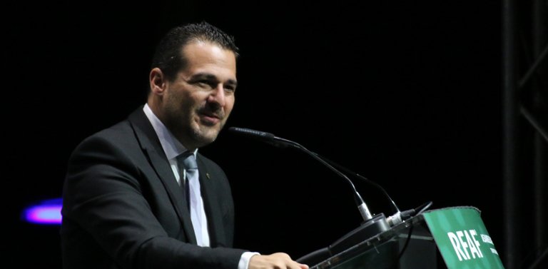 Pablo Lozano dirigiéndose a los asambleístas tras su ratificación