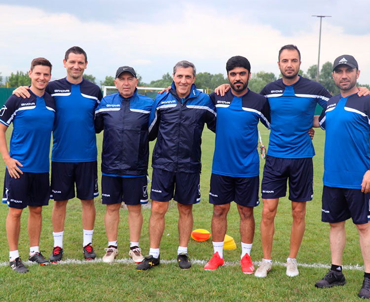 Pepe Murcia, en el centro, rodeado por todo su cuerpo técnico en Ankara