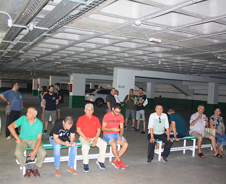 Abonados del Córdoba esperando su turno en las cocheras
