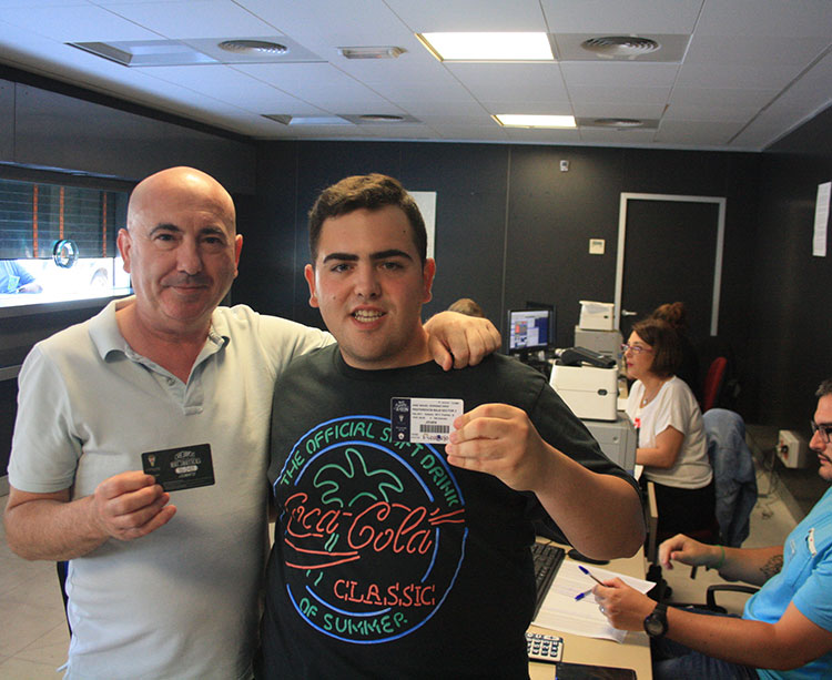 Dos abonados mostrando orgullosos su carné