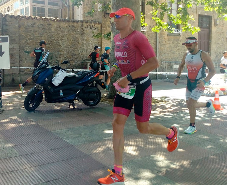 Agustín Bonillo en el tramo final de carrera a pie por las calles de Vitoria Gazteiz