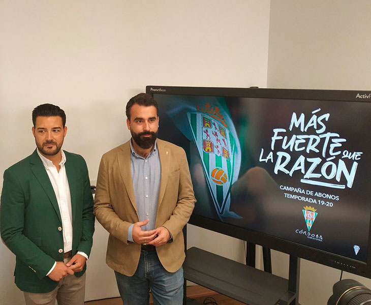Fran Ruano y Alberto Mayoral posan ante el nuevo lema de la campaña de abonados del Córdoba CF