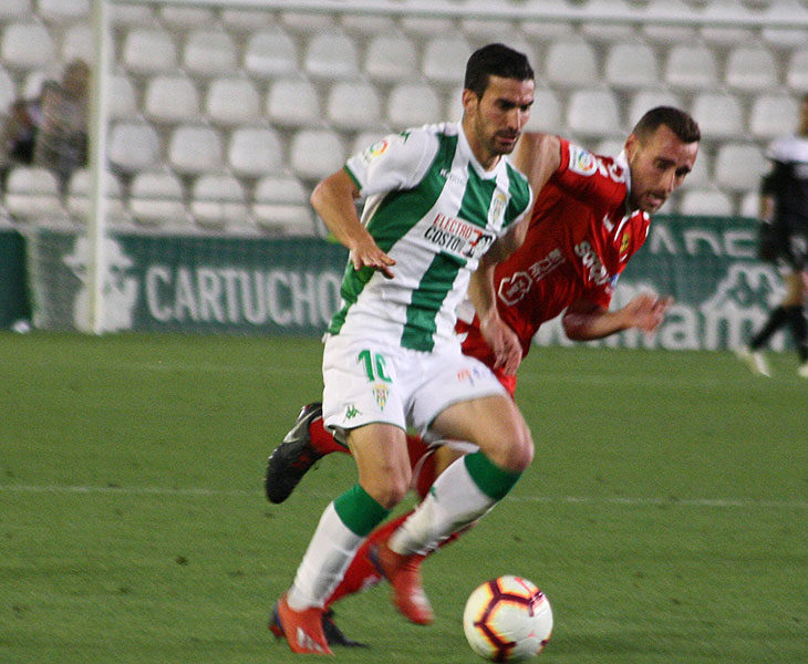 Imanol García forcejeando con Alejandro Alfaro