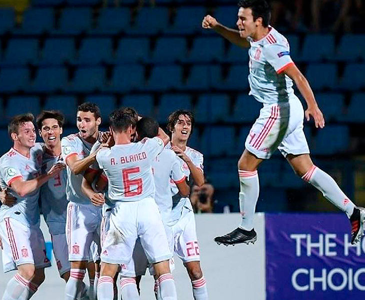 Antonio Blanco celebrando con sus compañeros de selección el título de campeones de Europa sub-19 tras ganar en la final a Portugal