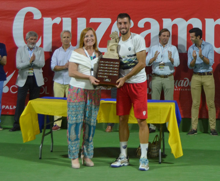 Andrés Artuñedo con el trofeo de los Internacionales de Palma del Río