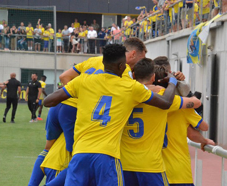 Los jugadores del Cádiz celebrando uno de sus goles para subir a Segunda B