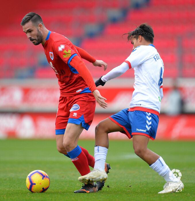 Picbu Atienza protegiendo el balón ante la entrada de un jugador del Zaragoza.