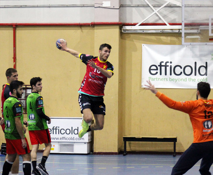 Carlos León volando para anotar