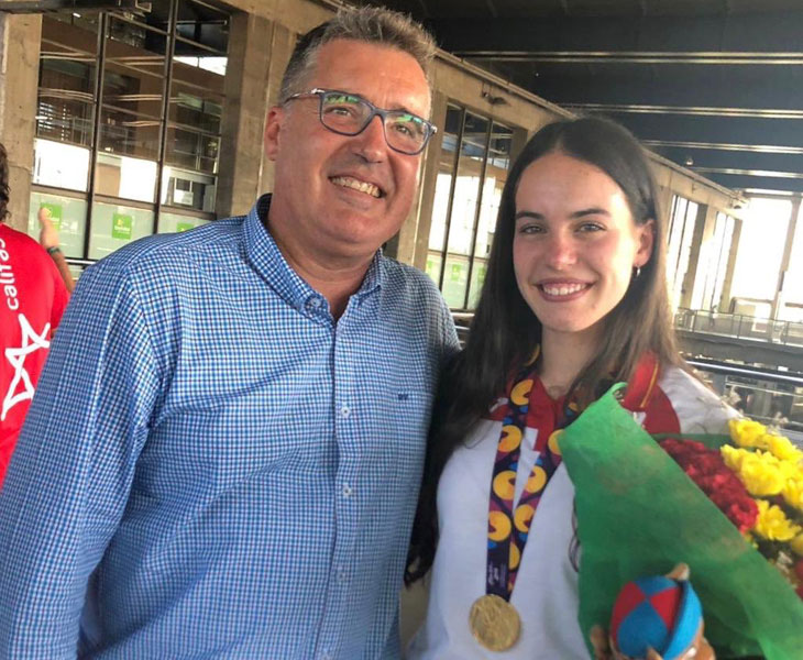 Carmen Avilés mordiendo su medalla de oro en Baku