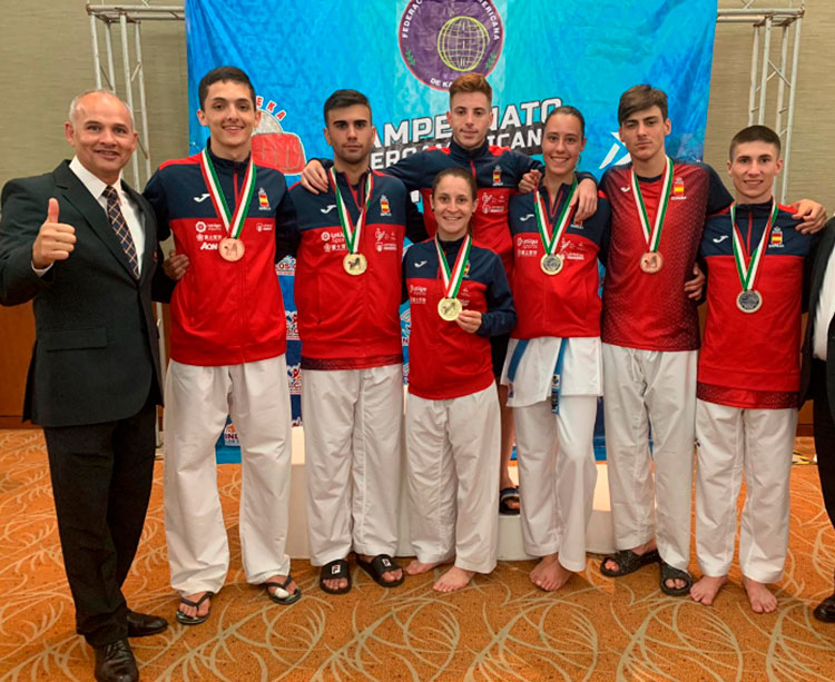 César Martínez con los medallistas españoles en México