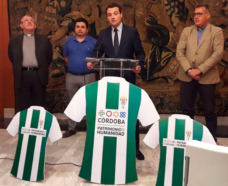 José María Bellido desvelando el apoyo conjunto del Ayuntamiento y el Cabildo Catedral al Córdoba CF Futsal, acompañado por su presidente, el del IMDECO y Deán, Manuel Pérez Moya, mirando al cielo