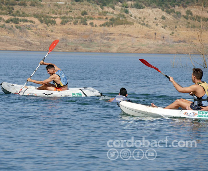 Dos jugadores del Córdoba peleando sobre el agua, que no sobre el césped. Foto: Córdoba CF