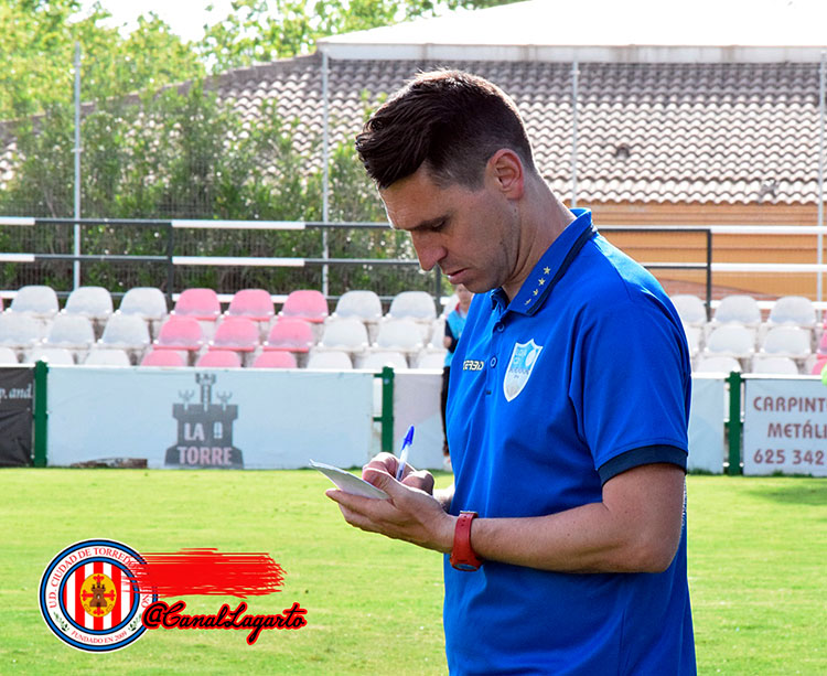 El técnico cordobés Diego Delgado tomando notas en un partido del CD Loja