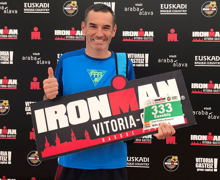 Eusebio Borrajo tras recoger su dorsal en Vitoria Gazteiz